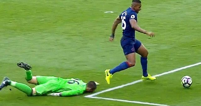 VIDEO: Top 20 pha bóng hài hước của các thủ môn