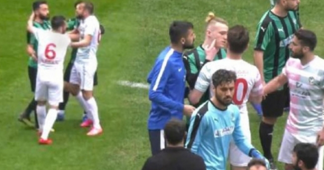 SỐC: Cầu thủ mang dao cạo vào sân hành hung đối phương