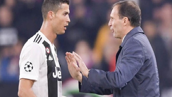 VIDEO: Ronaldo hét lớn phản đối HLV Allegri