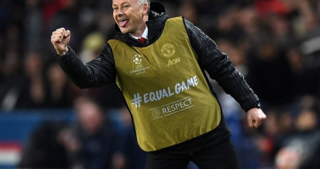 Vì sao HLV Solskjaer mặc áo tập chỉ đạo MU đánh bại PSG?