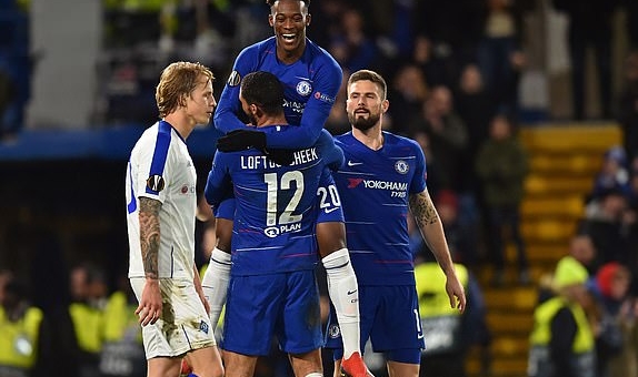 Chiến thắng 3 sao, Chelsea đặt một chân vào tứ kết