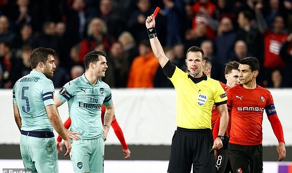 Thẻ đỏ tai hại, Arsenal gục ngã trên sân của Rennes