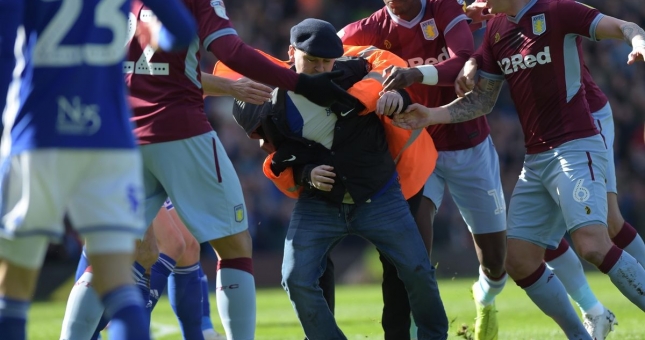 Tấn công cầu thủ, CĐV Anh nhận án phạt nặng