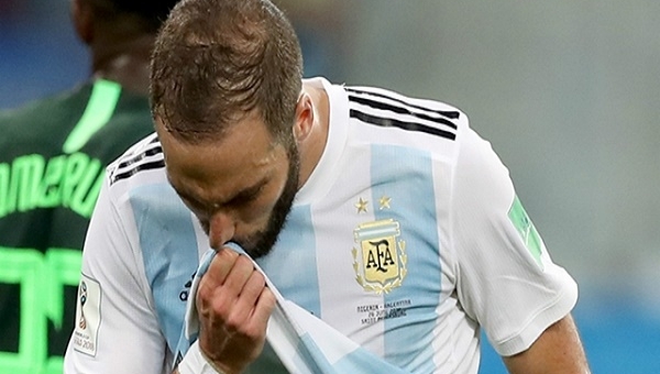 CHÍNH THỨC: Higuain giã từ ĐT Argentina