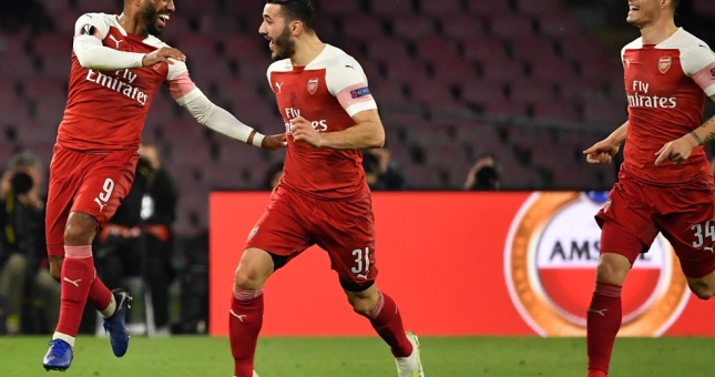 Lacazette ghi siêu phẩm, Arsenal giành vé vào bán kết