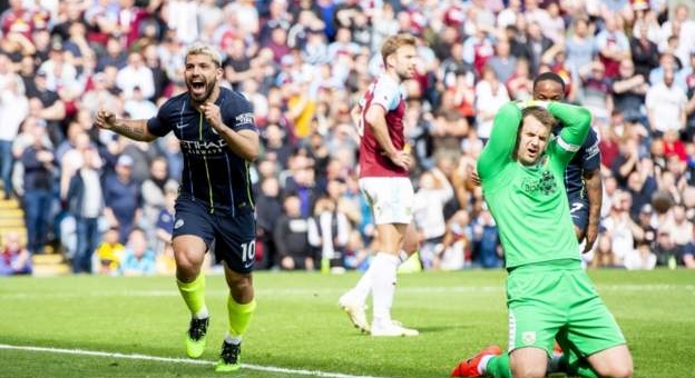 Aguero tỏa sáng, Man City nhọc nhằn lấy lại vị trí số 1