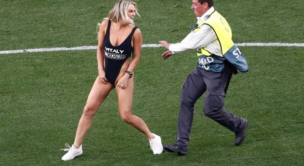 2 triệu lượt theo dõi, CĐV nữ 'hả hê' sau khi náo loạn chung kết C1