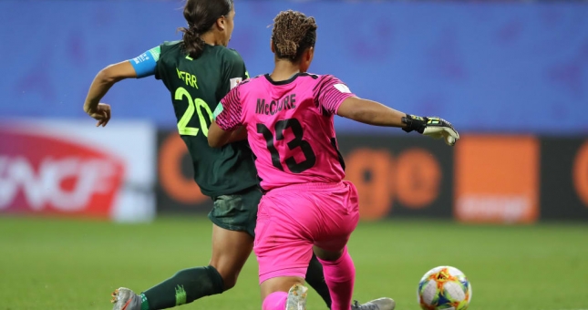 VIDEO: Thủ môn sút hụt bóng hài hước ở World Cup Nữ 2019