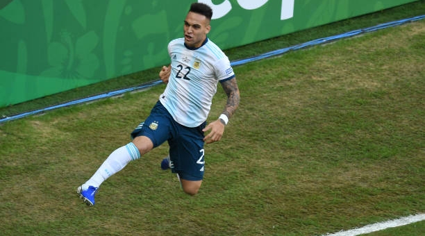 Tiền đạo 'cứu Argentina thoát chết' từng gãy mũi ở Việt Nam là ai?