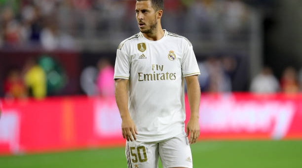 Lộ bụng mỡ, Hazard nhận 'mưa gạch đá' từ CĐV Real