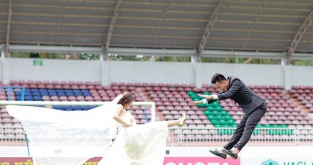 Bản tin thể thao 31/12: Thủ môn U23 VN tung ảnh cưới dí dỏm