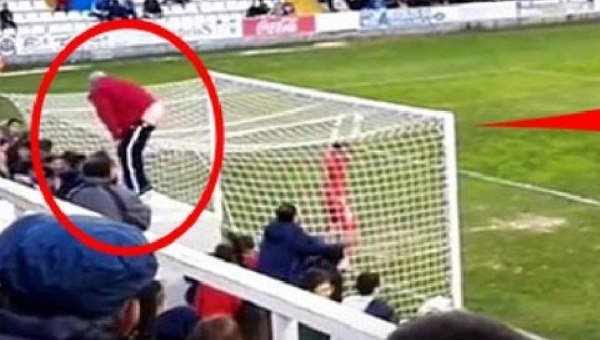 Hy hữu: CĐV tụt quần trêu chọc khiến đối phương sút hỏng pen