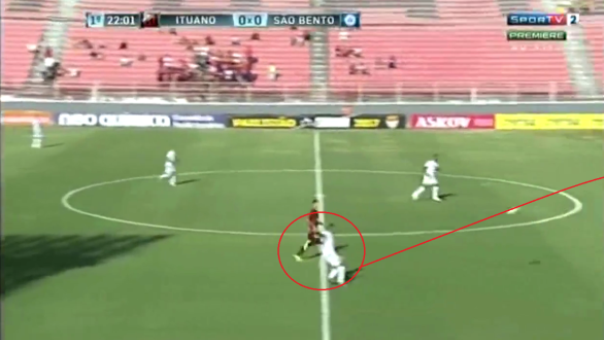 VIDEO: Choáng với cú đá phản lưới nhà từ giữa sân ở Brazil