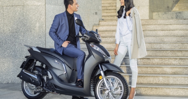 Loạt ảnh siêu mẫu Hoàng Thùy “khoe” xế cưng SH 300i cùng Phan Anh