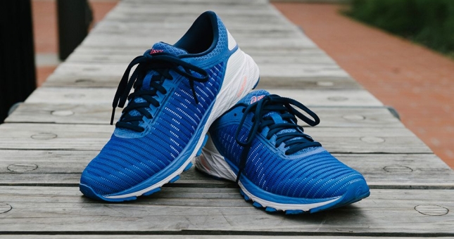 Giày chạy bộ siêu nhẹ ASICS - giúp người chạy duy trì tốc độ