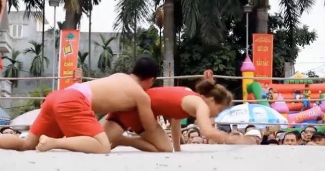 Cô gái hạ 'knock-out' chàng trai tại sới vật Hải Phòng