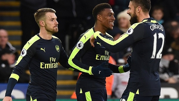 Giroud tỏa sáng, Arsenal hủy diệt Swansea City