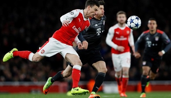 Thi đấu thiếu người, Arsenal thảm bại trước Bayern Munich