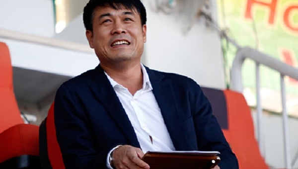 HLV Hữu Thắng chính thức gọi bổ sung trung vệ thay Đình Luật