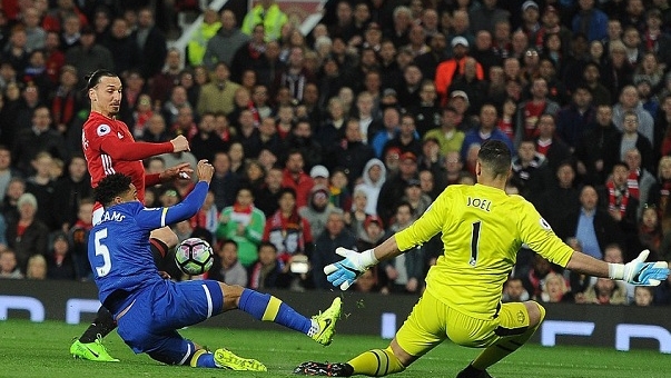 Ibra ghi bàn phút cuối, MU chật vật có điểm trước Everton