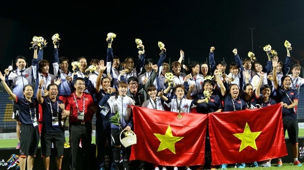 Cầu thủ nữ VN góp 160 triệu mua tivi cho Ban huấn luyện