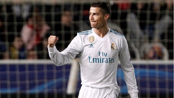 Ronaldo phá kỷ lục vô tiền khoáng hậu ở Champions League