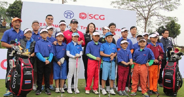 Hai golf thủ thế giới mang sự mới mẻ cho các tay golf nhí VN