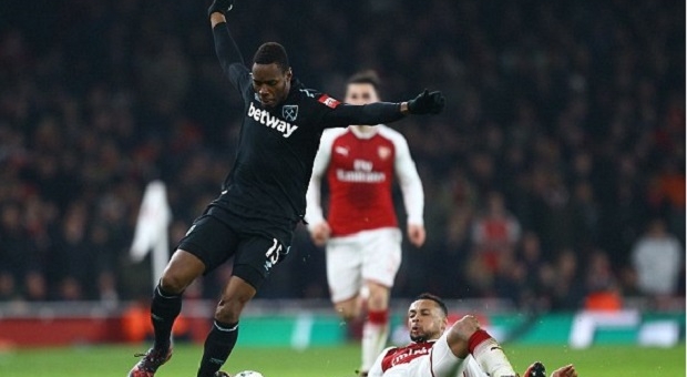 Welbeck tỏa sáng, Arsenal loại West Ham khỏi League Cup