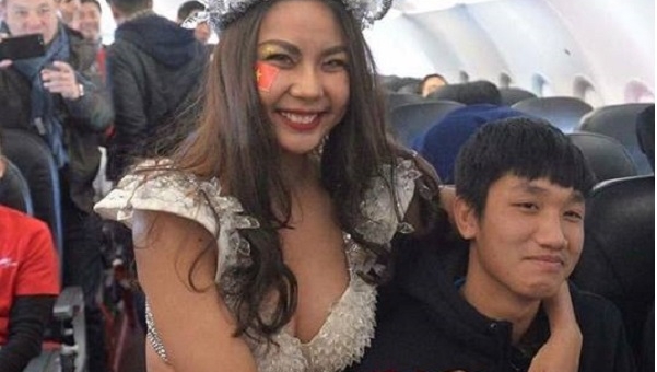 NHM bức xúc vì Vietjet đưa người mẫu bikini lên máy bay U23 