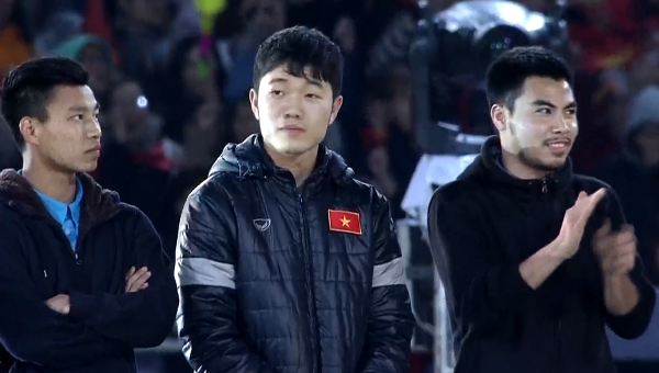 U23 Việt Nam hạnh phúc giao lưu với hàng ngàn NHM