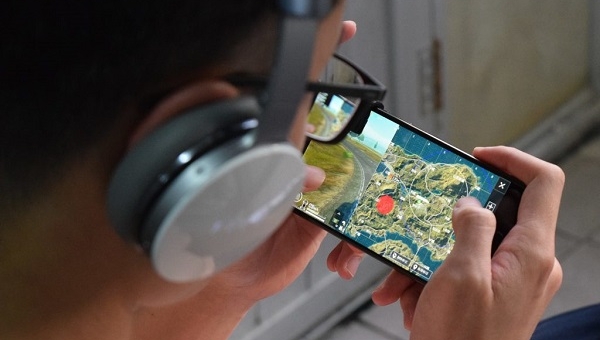Quá mải mê chơi PUBG Mobile, 2 thanh niên Ấn Độ gặp tai nạn với xe lửa