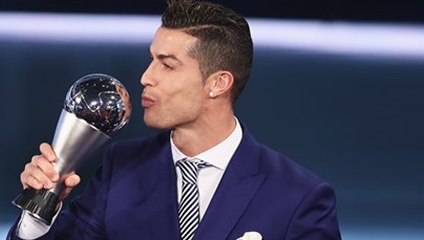Ronaldo chính thức nhận giải Cầu thủ xuất sắc nhất FIFA 2016