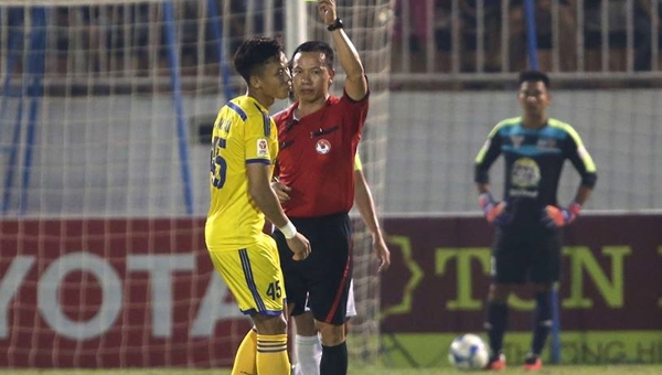 Tin bóng đá HOT sáng 13/2: Lại nóng chuyện trọng tài tại V-League, MU tự tin vào tốp 4