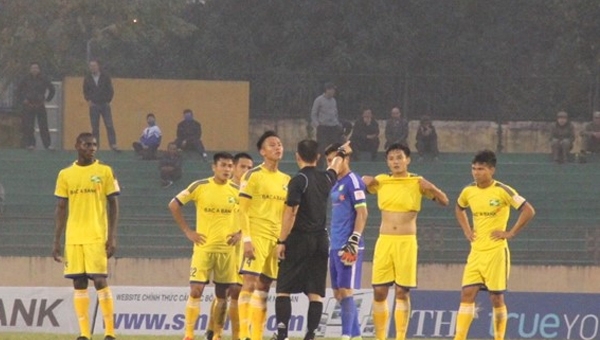 Tin bóng đá HOT tối 13/2: Trọng tài gọi điện xin lỗi SLNA, Kỷ lục lại chờ Zidane