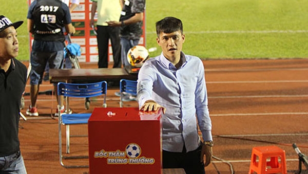 Lê Công Vinh ngơ người vì gặp sự cố hy hữu