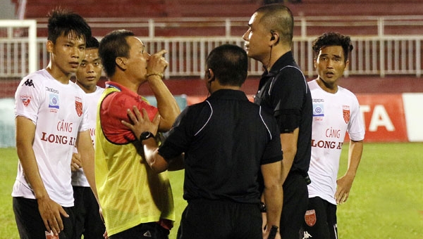 Tin bóng đá HOT trưa 20/2: Trọng tài Thư lên tiếng, Wenger đẩy Welbeck xuống đội trẻ