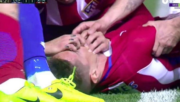 Đồng đội rơi lệ khi Torres gặp nguy hiểm tính mạng