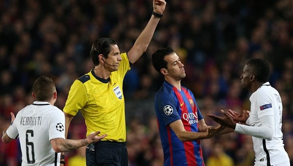UEFA ra phán xét về trọng tài bắt trận Barca 6-1 PSG