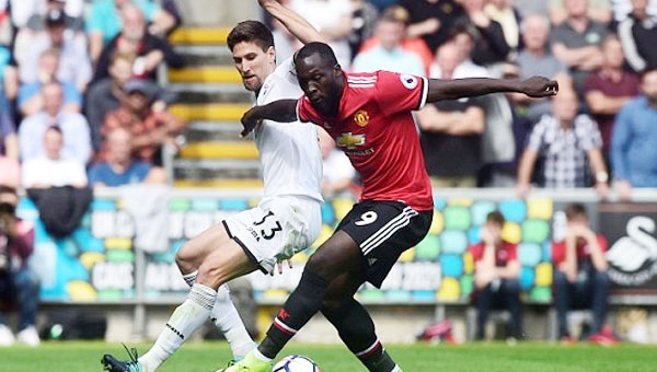 Tân binh tỏa sáng, MU hủy diệt Swansea trong 6 phút