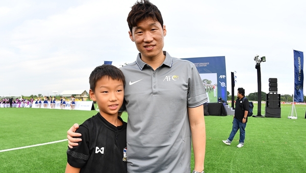 Thái Lan ra mắt Trung tâm bóng đá đình đám hơn với Park Ji Sung