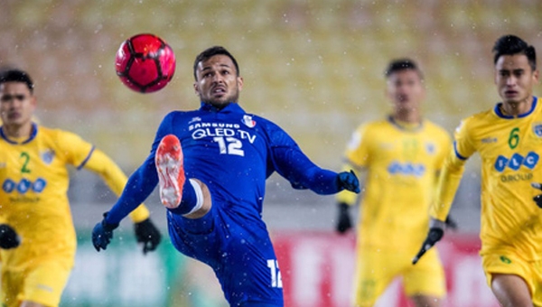 Chơi trên sân tuyết, Thanh Hóa thua đậm đội bóng Hàn Quốc