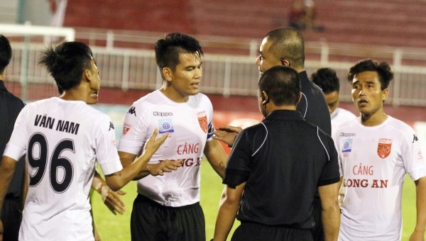 Trọng tài Thư lên tiếng về chuyện các cầu thủ Long An xin giảm án