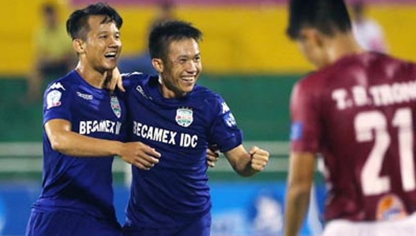 Hạ tân binh V-League, B.Bình Dương có chiến thắng đầu tiên