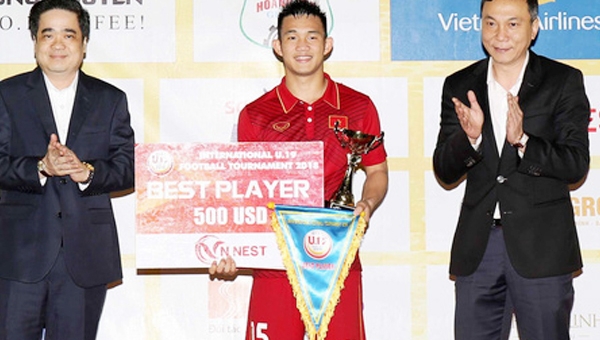 Nhận giải thưởng, sao U19 Việt Nam chia sẻ xúc động