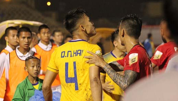Tuyển thủ Việt Nam đòi 'ăn thua' với đàn anh ngay trên sân