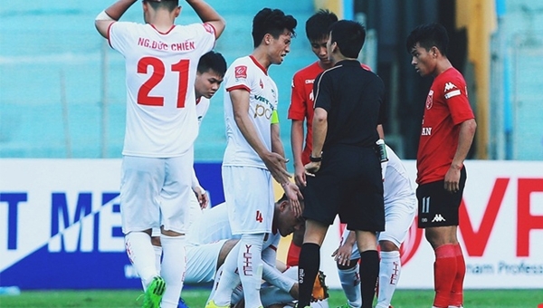 HLV Hoàng Anh Tuấn bất bình tột cùng với pha bóng làm Văn Hào gãy chân