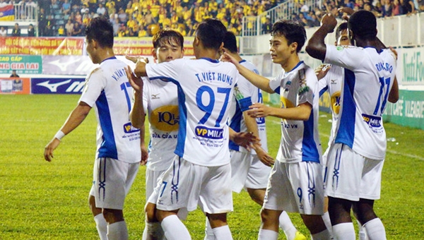 HLV HAGL nói gì về pha bỏ bóng đạp người của Tăng Tiến