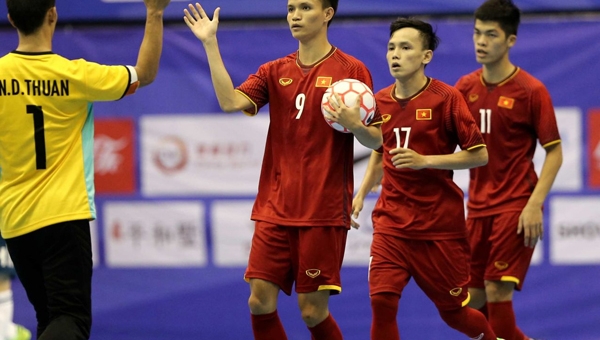 Việt Nam 2 lần xuyên thủng lưới Á quân World Cup Nga
