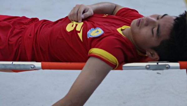 Va chạm mạnh, cầu thủ U17 Viettel cấp cứu ngay trên sân