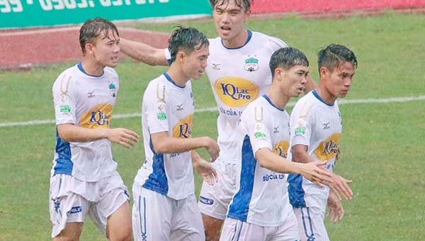 Văn Toàn 'nổ súng', HAGL thắng cách biệt Cần Thơ